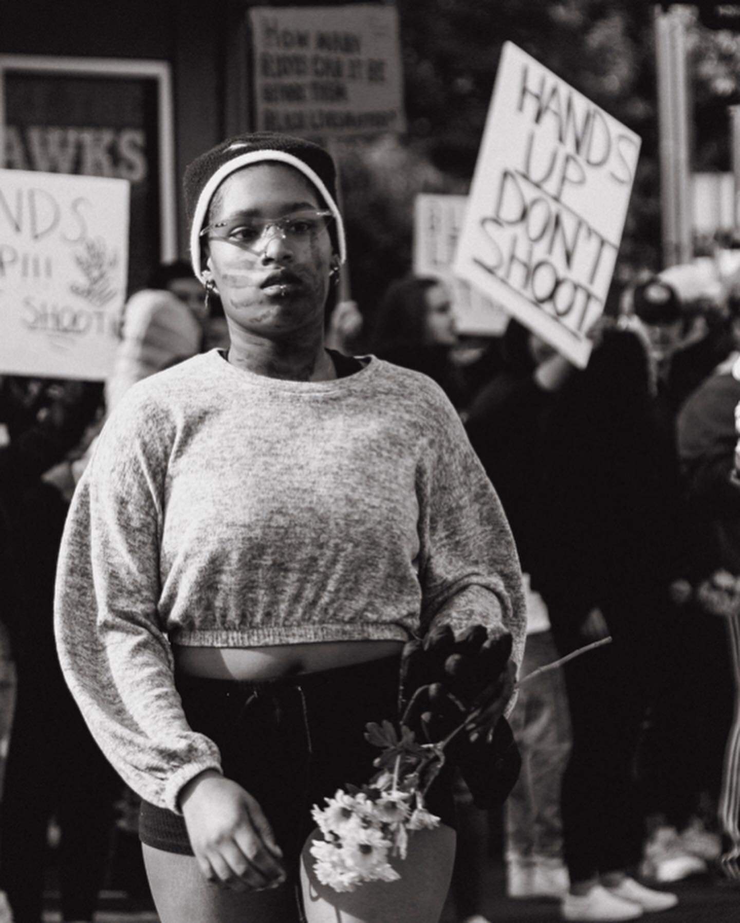 #handsupdontshoot .
.
.
.
#blm #icantbreathe #blacklivesmatter #ahmaudarbery #justiceforgeorge #justiceforbreonnataylor #georgefloyd #humanrights #endpolicebrutality #demilitarizethepolice #freddiegray #standupforyourrights