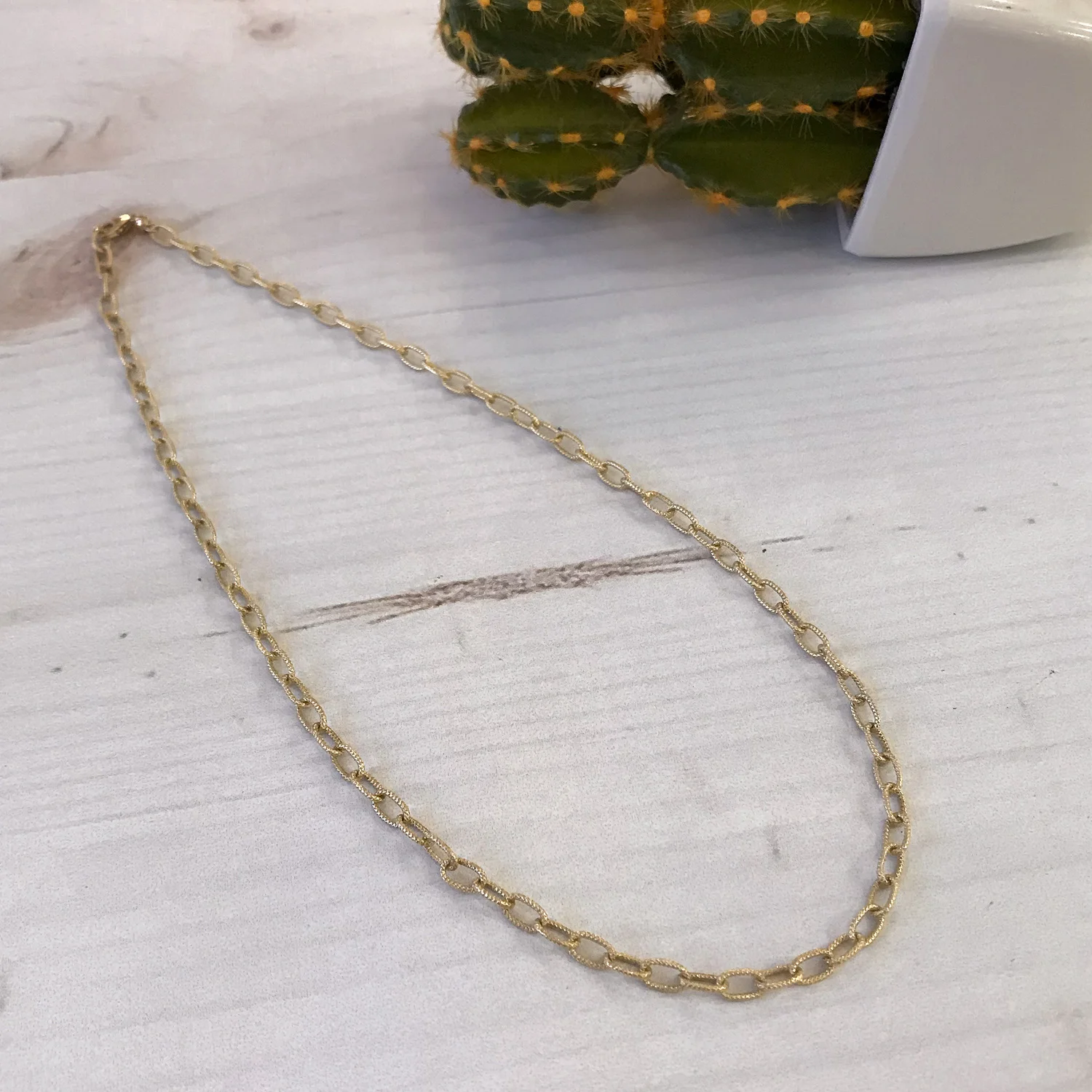 Escape-chain-gold-medium-texture.jpg