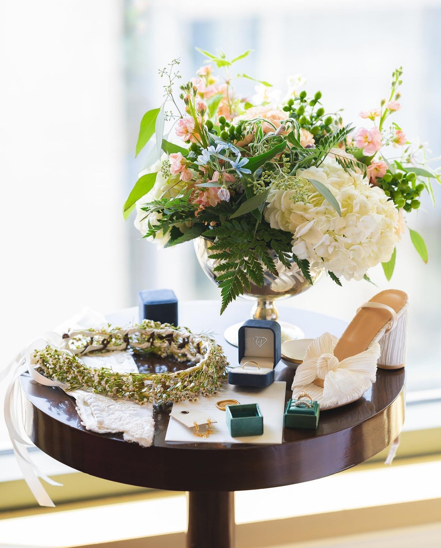 Details ✨✨✨✨
.
.
Planner: Emily Trainor @infinityhospitalitygroup 

Venue: The Bell Tower @thebelltowernashville 

Catering: Infinity Hospitality @infinityhospitalitygroup 

Band: Party Feels @partyfeels 

Florist: Larson Floral Co. @larsonfloralco 
