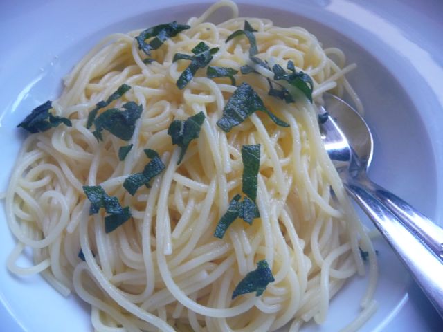 Spaghetti mit mediterranen Kräutertomaten
