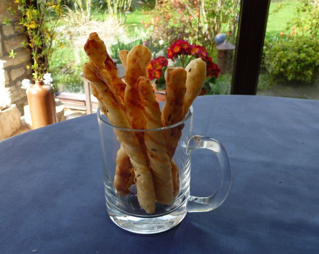 Zum Aperitif frische Käsestangen