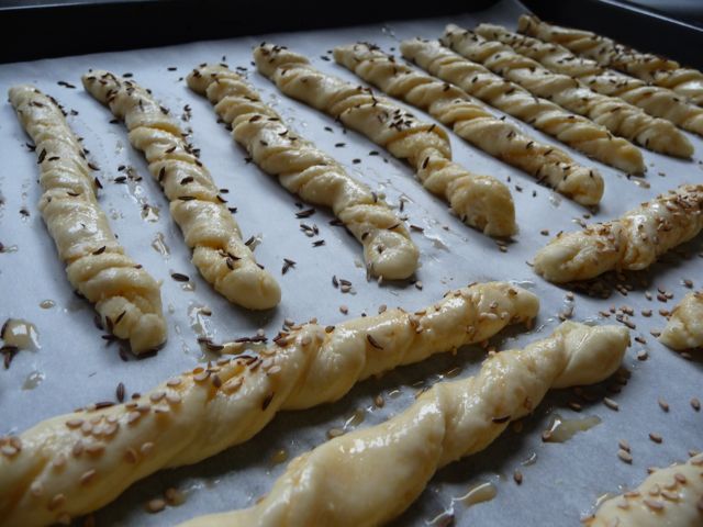 Zum Aperitif frische Käsestangen