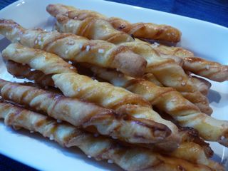 Zum Aperitif frische Käsestangen
