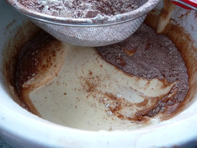 Schoko-Espressosahneroulade