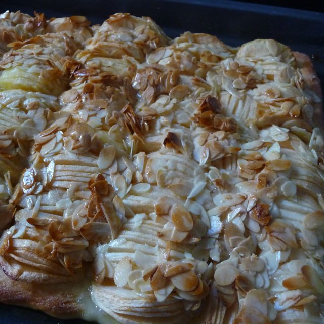 Apfelkuchen mit Mandel-Honigkruste