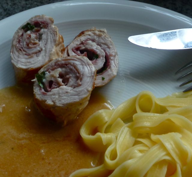 Puteninvoltini mit einer Füllung aus Parmaschinken und Gorgonzola