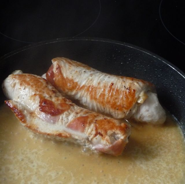 Puteninvoltini mit einer Füllung aus Parmaschinken und Gorgonzola