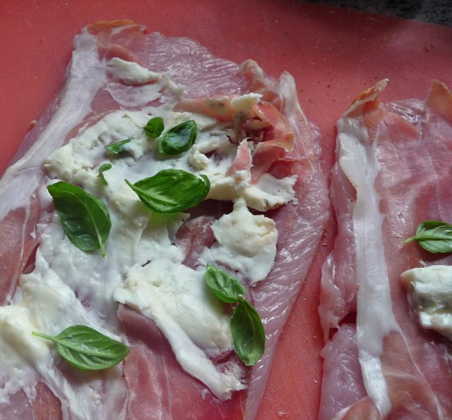 Puteninvoltini mit einer Füllung aus Parmaschinken und Gorgonzola