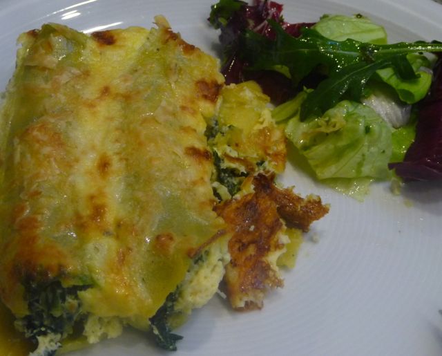 Canneloni mit einer Füllung aus Frischkäse, Blattspinat und Pinienkernen