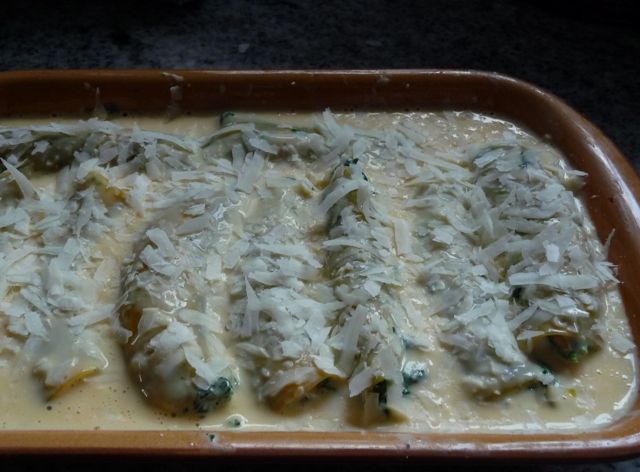 Canneloni mit einer Füllung aus Frischkäse, Blattspinat und Pinienkernen