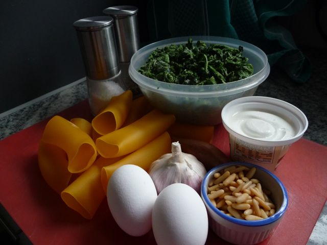 Canneloni mit einer Füllung aus Frischkäse, Blattspinat und Pinienkernen