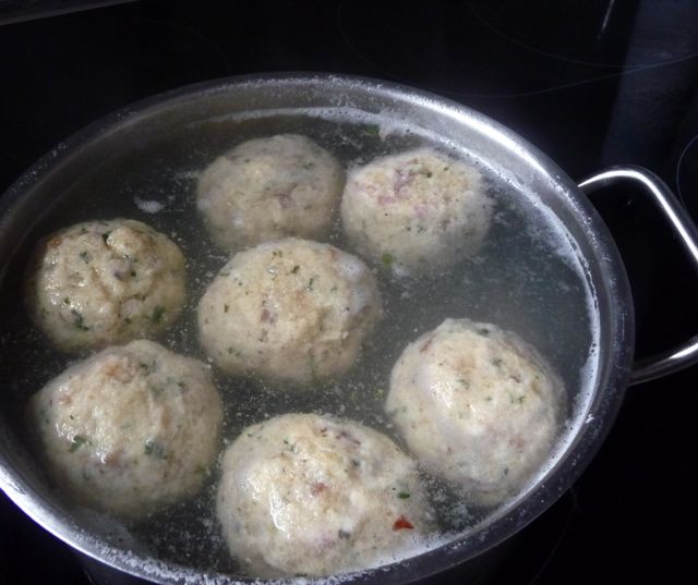 Semmel-Kartoffelknödel mit Speck und Salami