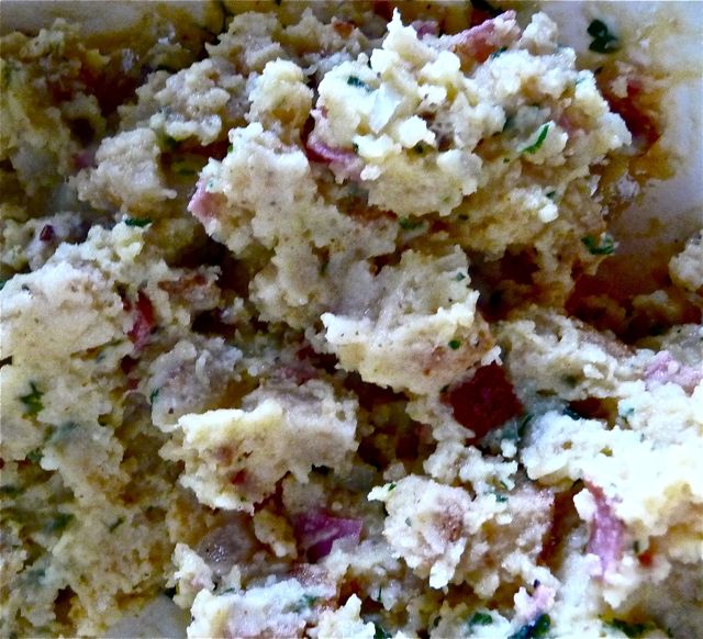 Semmel-Kartoffelknödel mit Speck und Salami