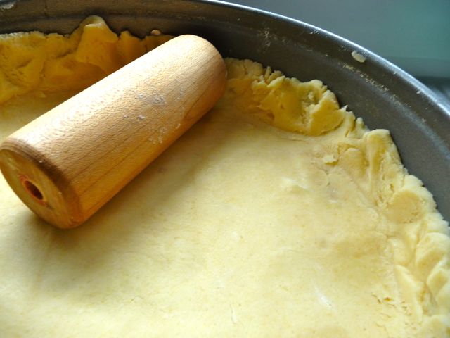 Mürbeteig in der Form ausrollen