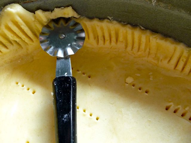 Mürbeteig in der Form ausrollen