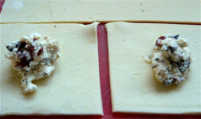 Zur Fussball WM Blätterteigtaschen mit Schafskäsefüllung
