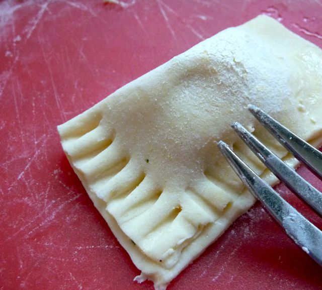 Zur Fussball WM Blätterteigtaschen mit Schafskäsefüllung
