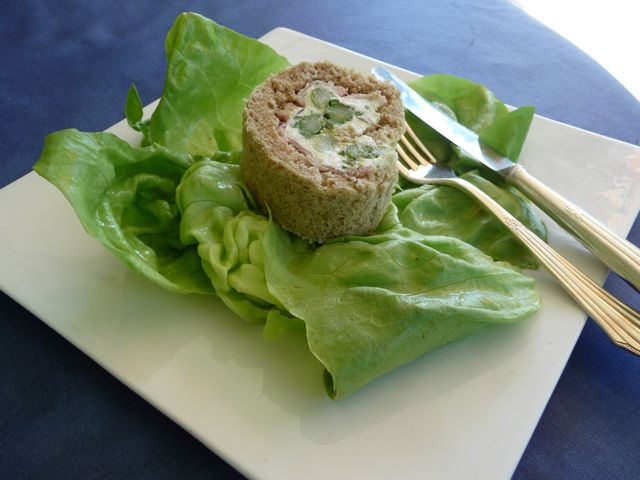 Pikante Roulade mit grünem Spargel