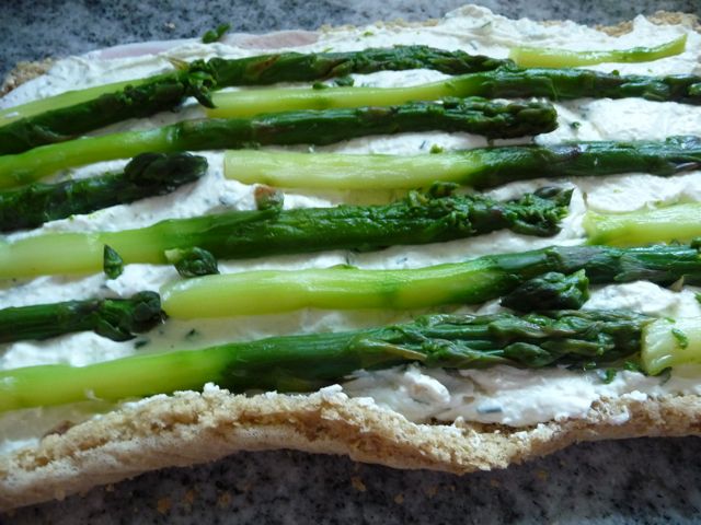 Pikante Roulade mit grünem Spargel