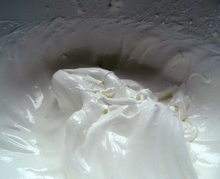 Feiner Rhabarberkuchen mit Mandelbaiser
