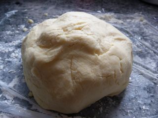 Feiner Rhabarberkuchen mit Mandelbaiser
