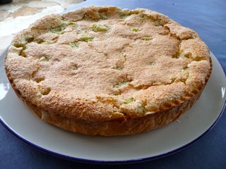 Feiner Rhabarberkuchen mit Mandelbaiser