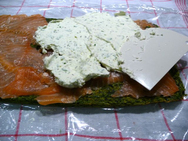 Spinatroulade mit Lachs-Frischkäsefüllung