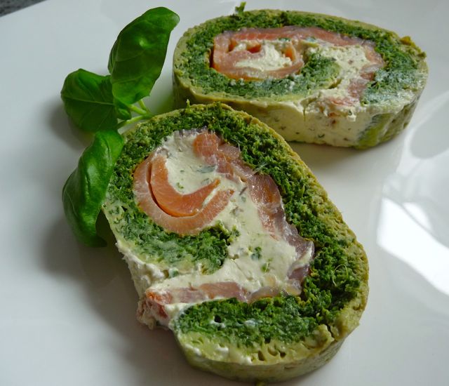 Spinatroulade mit Lachs-Frischkäsefüllung