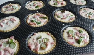 Mini Tartelettes mit grünem Spargel und Schinken
