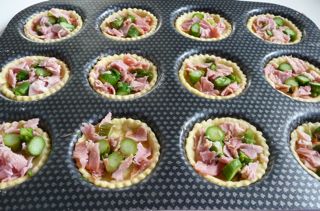Mini Tartelettes mit grünem Spargel und Schinken