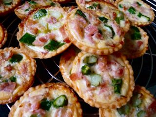 Mini Tartelettes mit grünem Spargel und Schinken