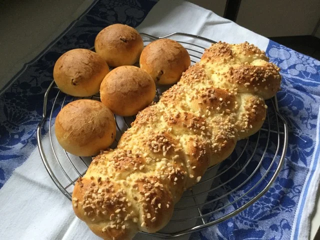 Hefezopf und Rosinenbrötchen habe ich heute mit dem lievito Madre gebacken.