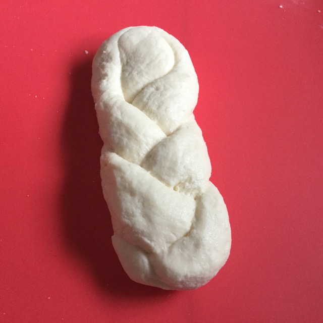 Kleine Zöpfe, geflochten aus einer langen und einer kurzen Rolle. 
