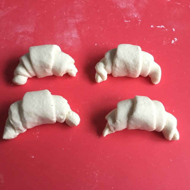 Croissant aus einem langen Dreieck, das oben eingeschnitten wird.