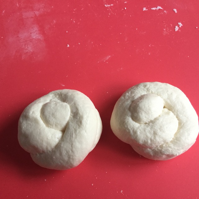Knoten aus einer Schlinge. Das lange Stück wird von unten durch das Loch geschoben.