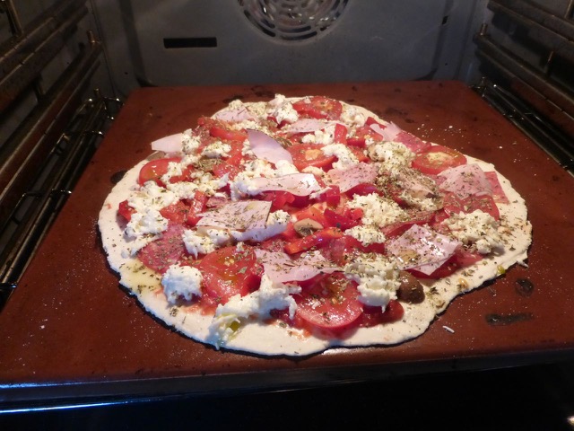 ich backe meine Pizza am Liebsten auf dem Backstein bei 275°, da schmeckt sie wie vom Italiener.