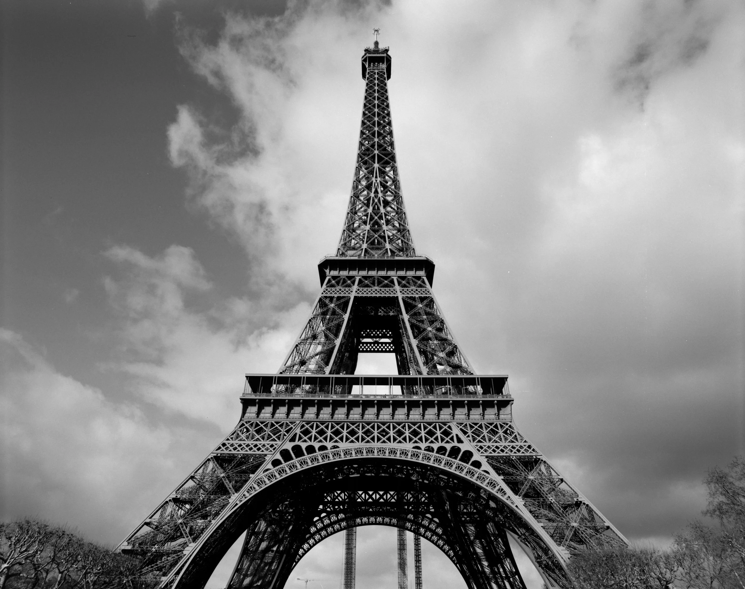 R09_06_Eiffell Tower Center.jpg