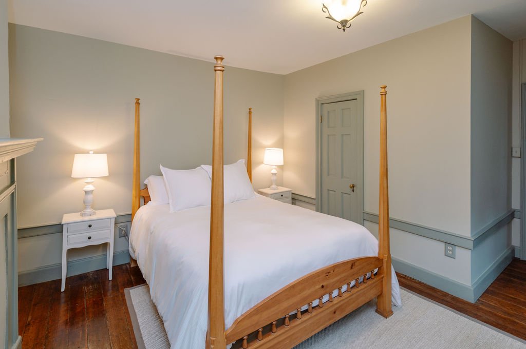 Crossroads-Inn-Monticello-Room-Bed