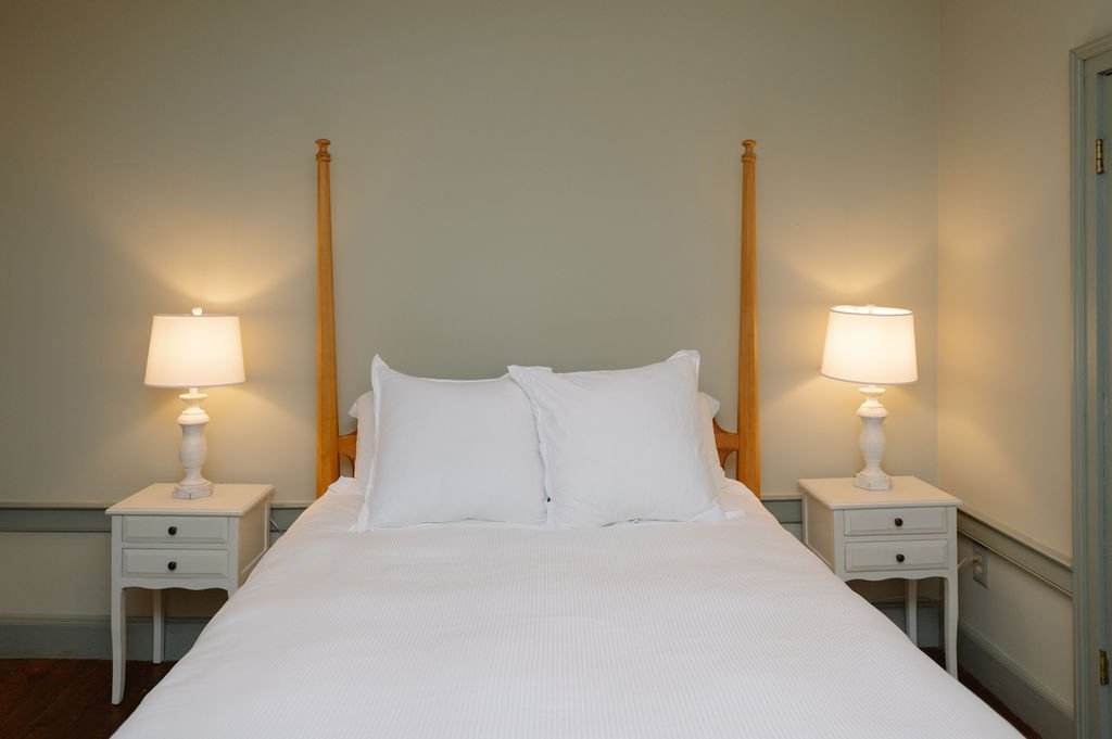 Crossroads-Inn-Monticello-Room-Queen-Bed
