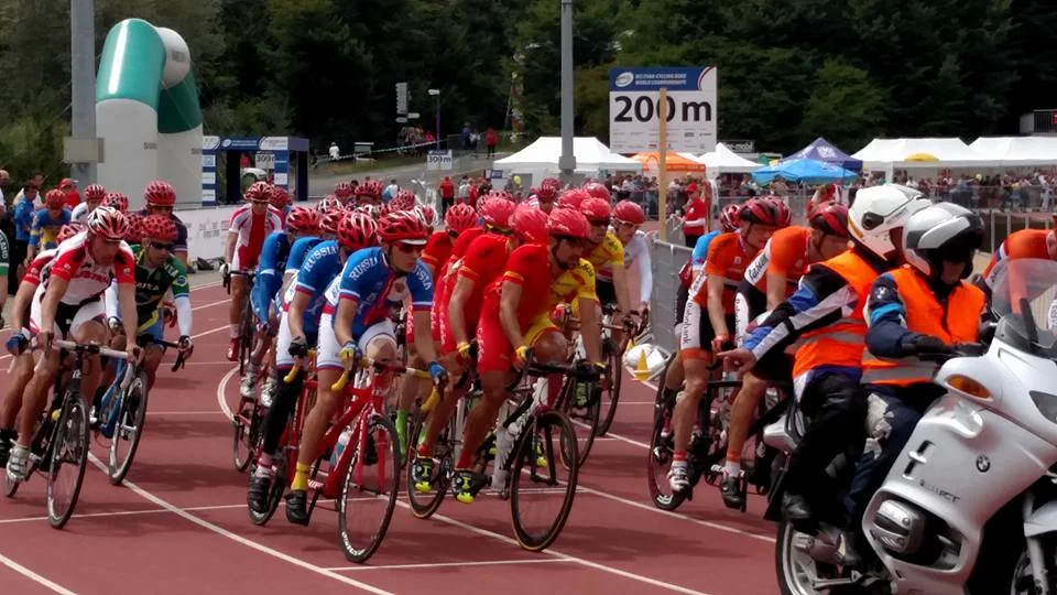 The chaotic start of the Mens tandem start at the UCI Para-Cycling World Championships
