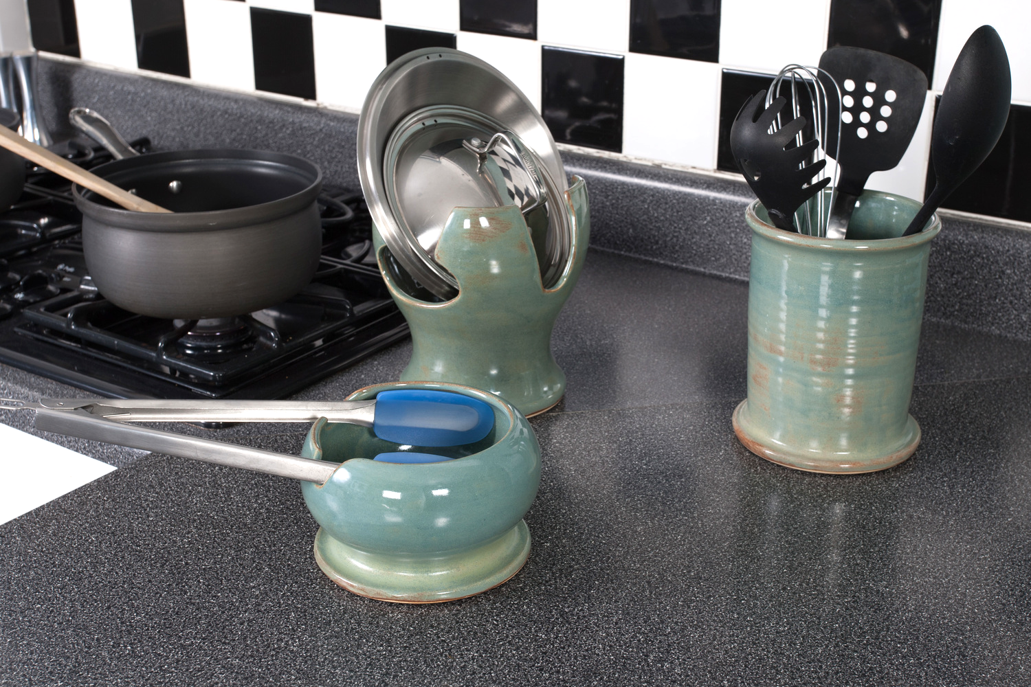 It even holds up to three lids!