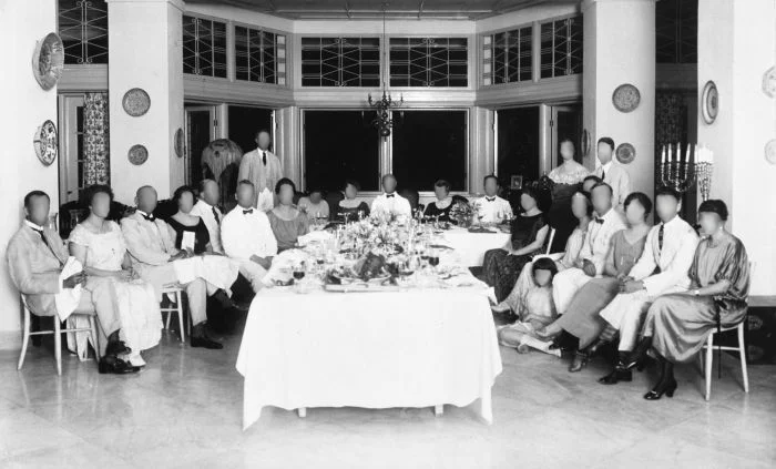 COLLECTIE_TROPENMUSEUM_Europeanen_bijeen_rond_een_gedekte_tafel_tijdens_een_feestelijke_gebeurtenis_zonder gezicht.jpg