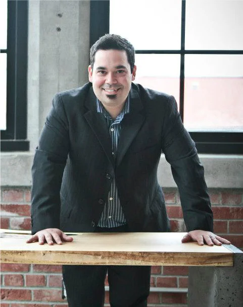 Fondateur Charles St-Louis à lancé sa carrière d'entrepreneur avec la passion pour la business et la passion pour le bois. Fort de son expérience de plus de 10 années dans le développement des affaires, Charles à su lancer Bois & Design sur des bases solides. Les premières tables se sont vendu à New York et fabriqué dans le garage d'un ami au grand malheur l'épouse de celui-ci à cause de la poussière. 