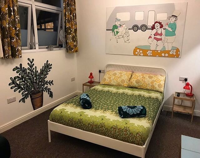 😍 Retro Floral Prints !! Igloo Shed bringing you the best made beds in the east (mids) a lovely pic from a guest showing Caravan Room looking superb. Canvas Art work by @fryfaced and plants by @kid30shrunkenheads #hostel #notts #nottingham #igloohyb