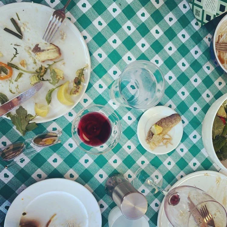 Eat outdoors whenever you can. This is England, the chance soon passes ☔️

#alfresco #englishsummer #outdoorkitchen #outdoorentertaining #partylikeits1999