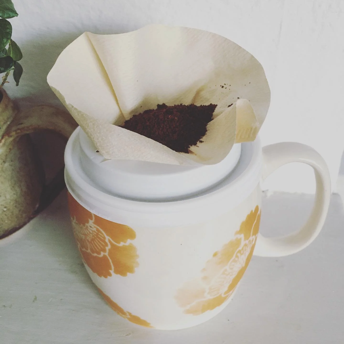 Come to work without your V60 dripper like I did? Don&rsquo;t panic! Just rummage in the bin for an old takeaway lid, wash it 🧼👍🏻 then cut into a vague dripper shaped device. Sit over your pre-warmed mug (all the happier if it&rsquo;s fits perfect