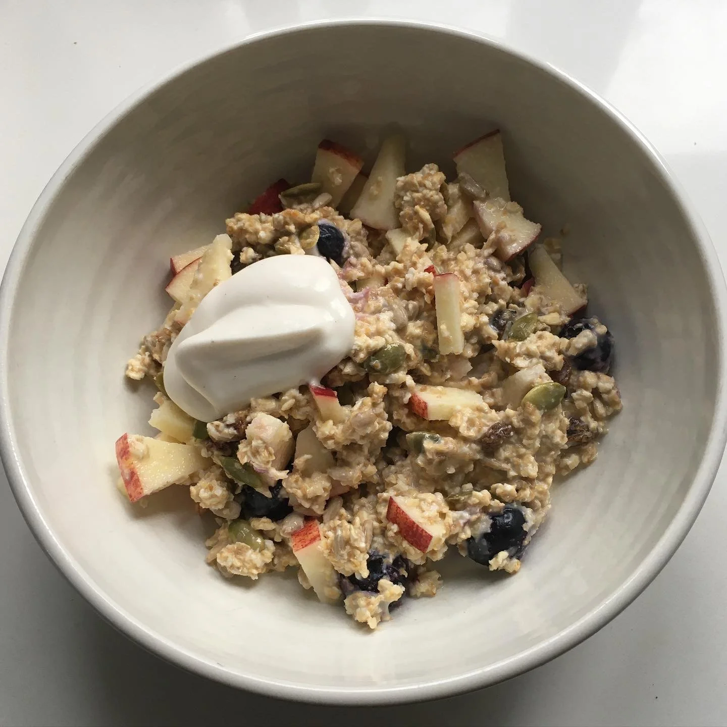 Back on the breakfast train again thanks to Desri of @haven_health_retreats and her brilliantly simple recipe for a sort of instant Bircher/no cook porridge scenario. 

I generally don&rsquo;t like breakfast and would live off coffee until 11am if my