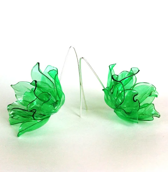 Earrings_plasticflowersgreen3.jpg