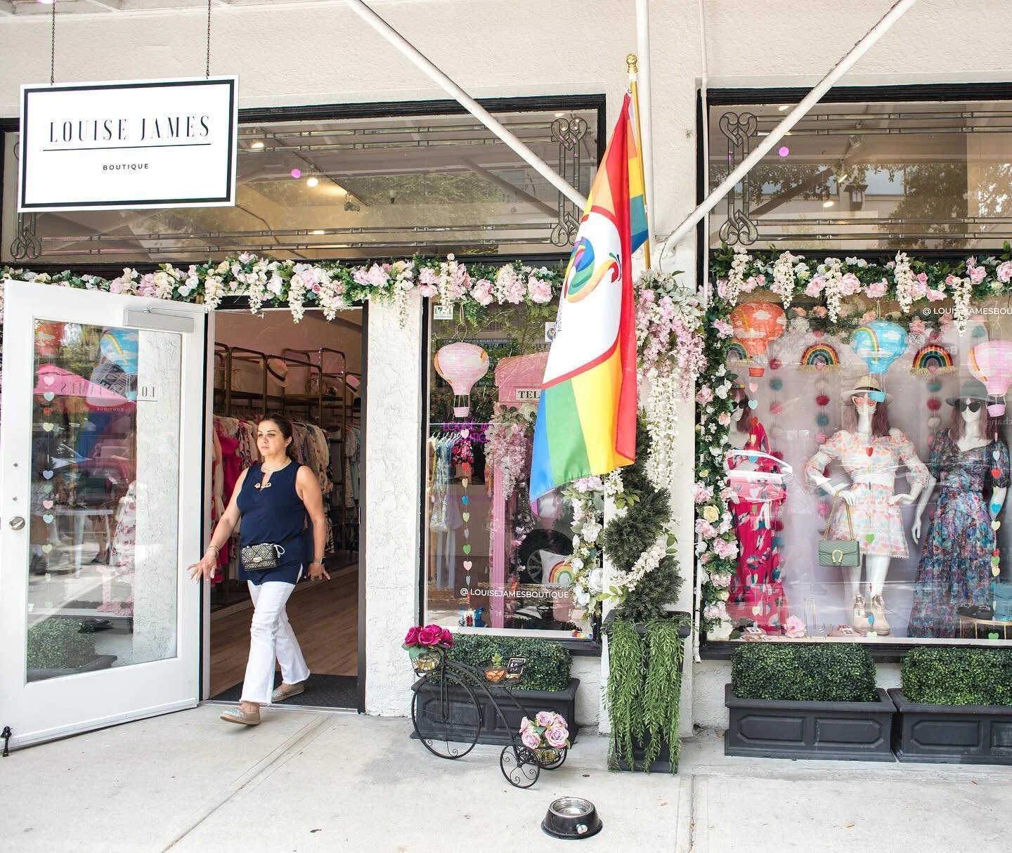 Shop Park Ave 🛍🌈 @louisejamesboutique | photo @winterpark_lifestyle 
.
.
.
.
.
#wintergardenflorida #shoplocal #supportsmallbusiness #streetphotography #streetstyle #windows #fashion #womensfashion #winterparkfl #luxurylifestyle #qualityoflife #lux