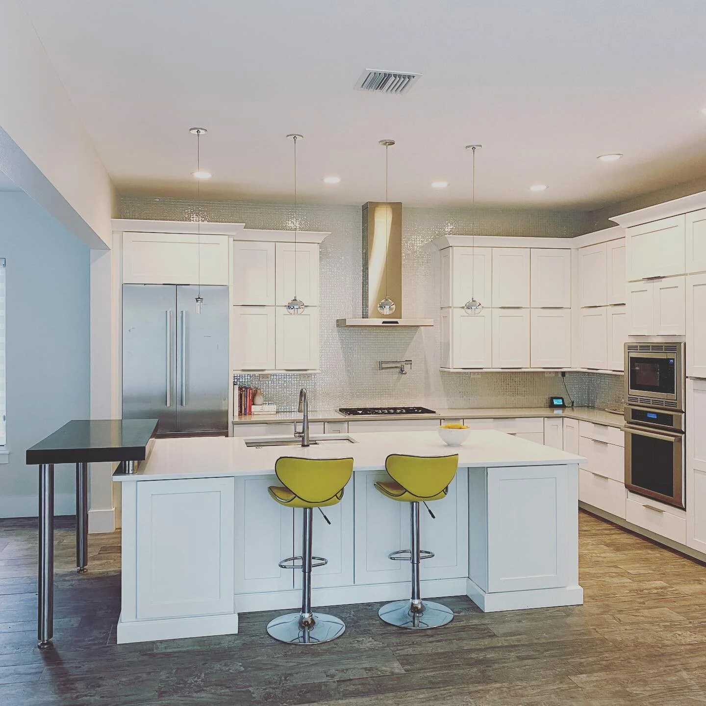 Be my neighbor! Live modern lux in the tree streets 🌳❤️&zwj;🔥 Best kitchen award by Parade of Homes 🏆🍽⚡️#1551onecoave
Open House &gt;&gt; Sunday 2-4p | 
listing @jennisloanrealestate | photo @winterpark_lifestyle 
.
.
.
.
.
.
.
#32789 #winterpark